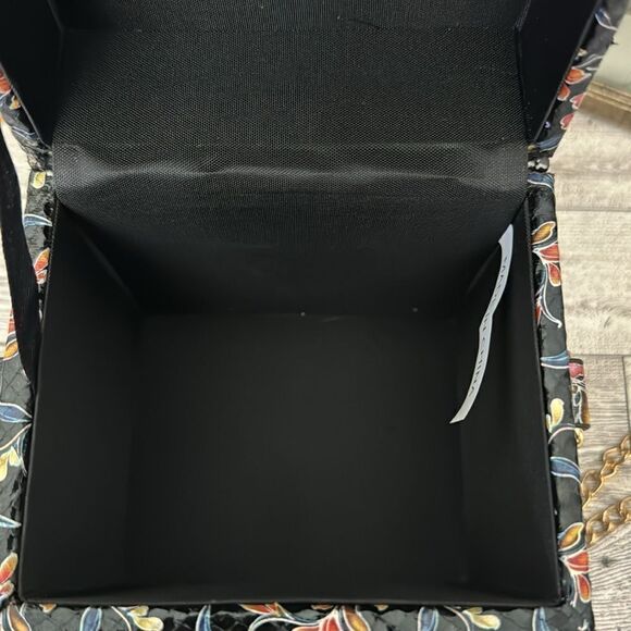 Floral Embossed Design Crossbody Box Bag - Picture 10 of 10